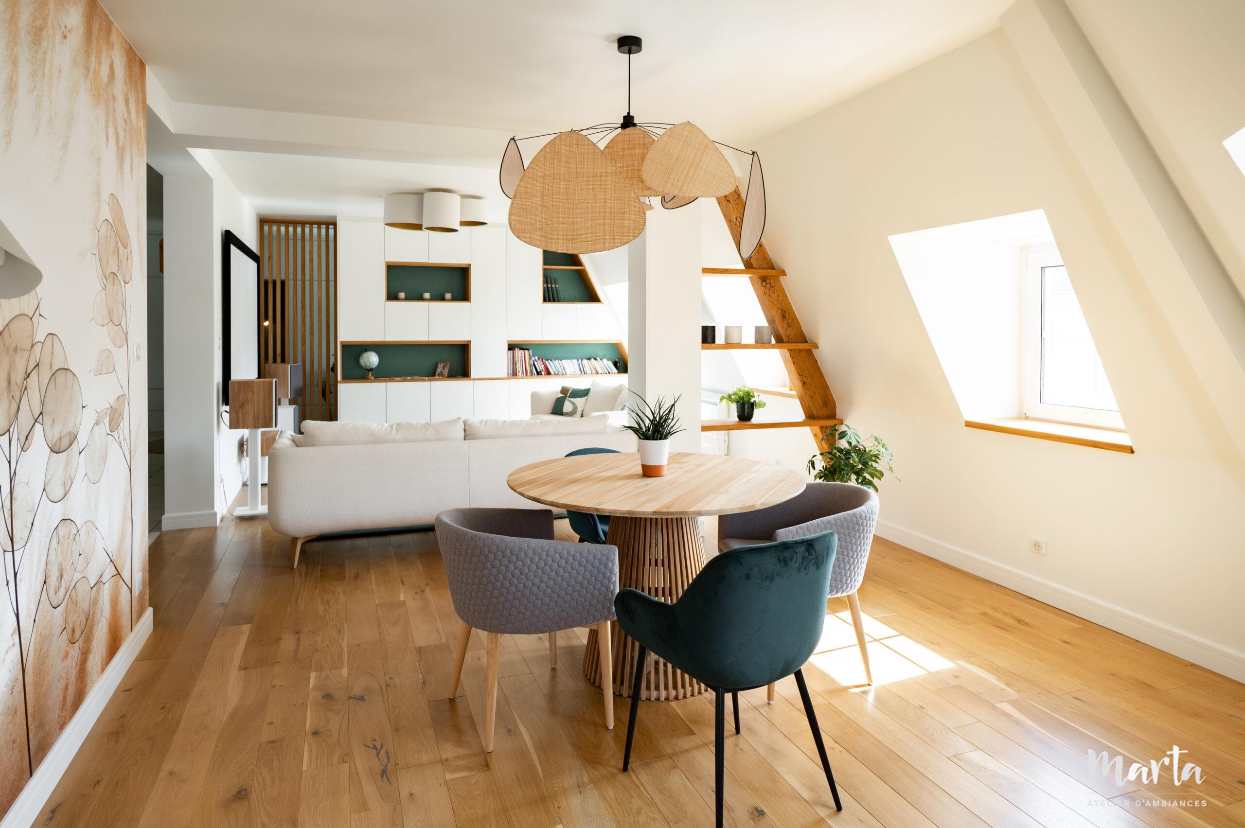 Salon moderne avec bibliothèque sur-mesure