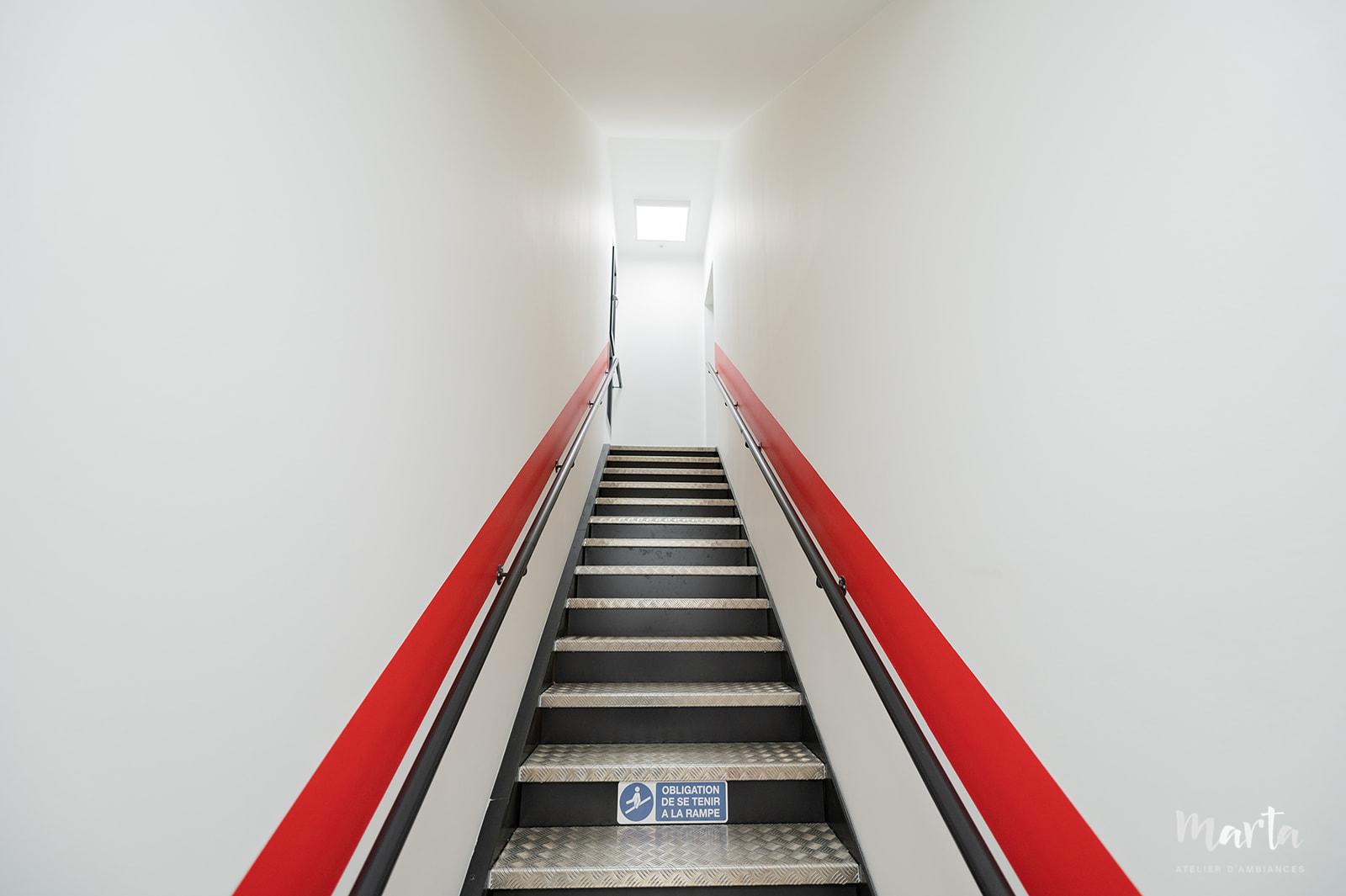 Escalier droit en acier et tôle larmée, confortable et pratique, dirigeant vers les nouveaux bureaux, alliant fonctionnalité et design moderne
