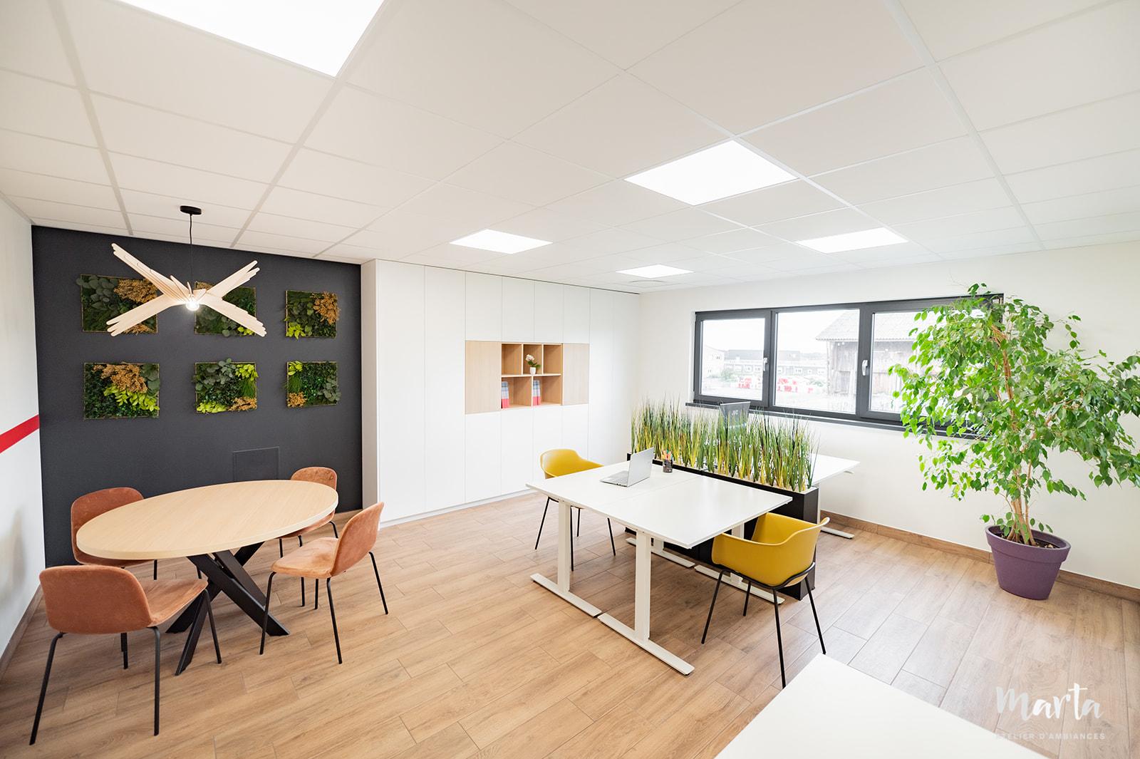 Bureau moderne, lumineux et épuré, mêlant bois, végétal et touches colorées pour une ambiance chaleureuse et inspirante.