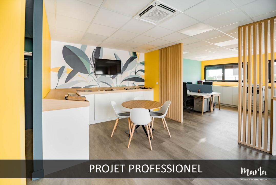 Espace d’accueil avec bureaux séparés par des claustras en bois, projet Floribat.