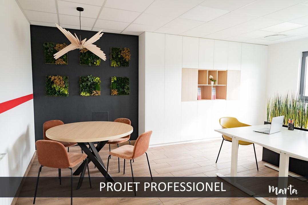 Bureau moderne et lumineux de société de location de chaudières, avec rangements sur-mesure, accents noirs, cadres végétaux et table ronde conviviale.