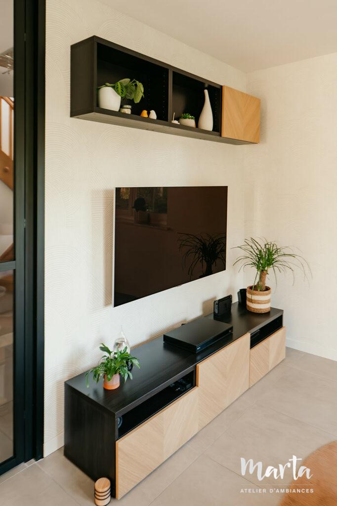 Salon. Vue sur la meuble TV.