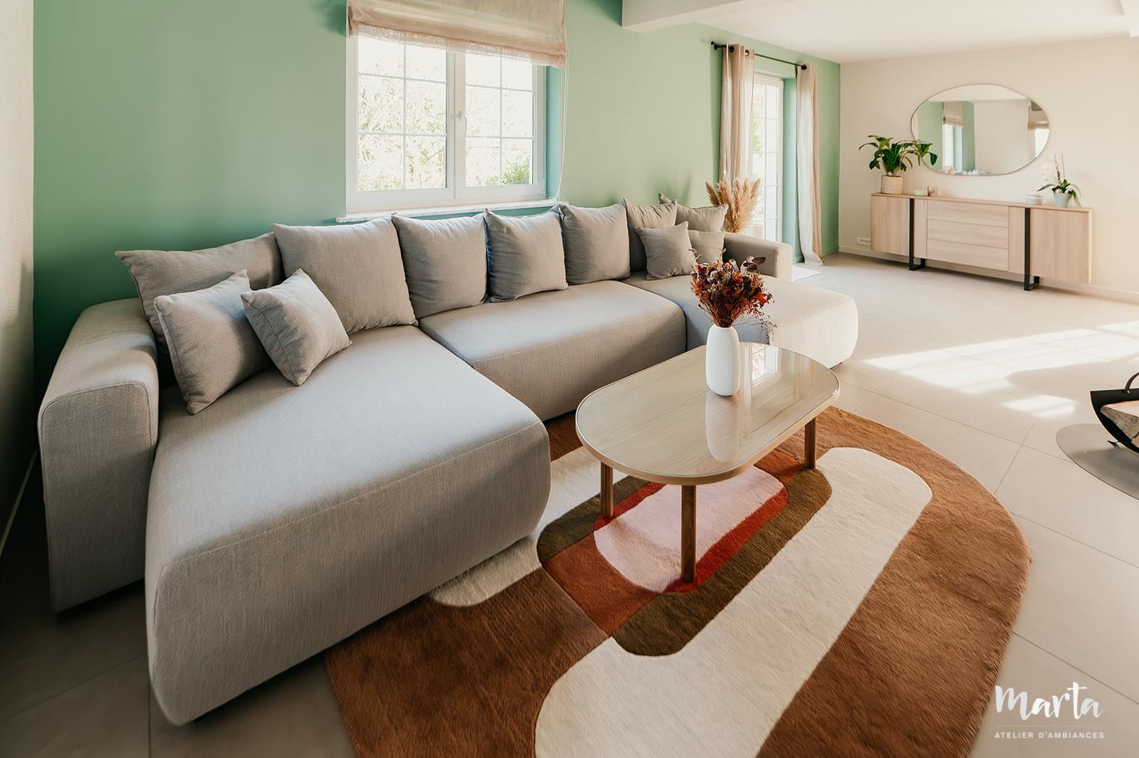Vue sur le salon chaleureux et naturel – Marta Atelier d’Ambiances