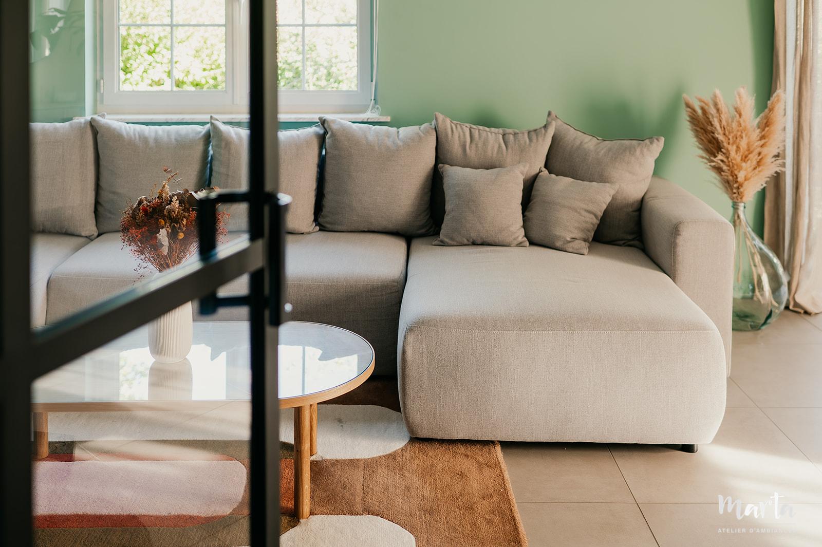 Vue sur le salon à travers la porte vitrée – Marta Atelier d’Ambiances