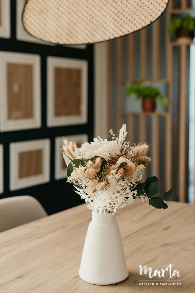 Salle à manger. Détaille sur le bouquet de fleurs séché.